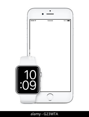 Varna, Bulgarien - 24. Oktober 2015: Vorderansicht des silbernen Apfel iPhone 6 s mit weißer Bildschirm und Silber Apple Watch Sport Modell. Stockfoto