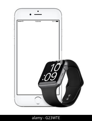 Varna, Bulgarien - 24. Oktober 2015: Vorderansicht des silbernen Apfel iPhone 6 s mit weißer Bildschirm und Space Grau Apple Watch Sport Stockfoto
