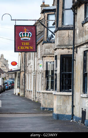 Das Crown Pub melden Sie sich an der High Street in Marshfield, Gloucestershire, England, UK Stockfoto