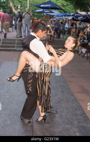 Tango-Tanzpaar, Antik Markt, Plaza Dorrego, San Telmo, Buenos Aires, Argentinien Stockfoto