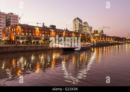 Puerto Madero, recycelt alte Docks mit Bars und Restaurants, Buenos Aires, Argentinien Stockfoto