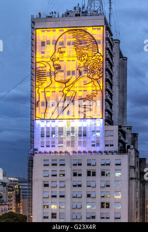 Evita Perón an der Fassade des Ministeriums für öffentliche Arbeiten, Avenida 9 de Julio in der Nacht, Buenos Aires, Argentinien Stockfoto