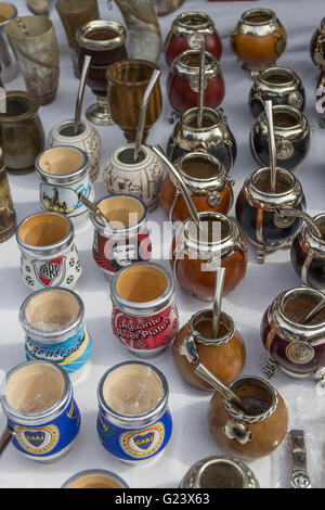 Mate Teetassen, Antiquitätenmarkt, Plaza Dorrego in San Telmo, Buenos Aires, Argentinien Stockfoto