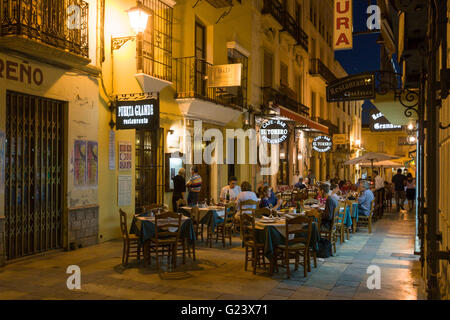 Restaurants im Freien, Dämmerung, Ronda, Andalusien, Spanien Stockfoto