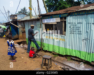 Ein Signwriter malt ein Geschäft in Kibera, Nairobi, Kenia Stockfoto