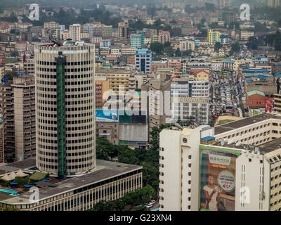 Das Hilton Nairobi steht groß in die Skyline der Stadt, während der berüchtigten River Road auf der rechten Seite gesehen werden kann Stockfoto