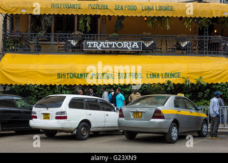 Taxi Parken außerhalb Trattoria, das älteste italienische Restaurant in Nairobi, Kenia Stockfoto