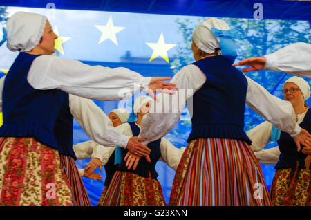 Estnische Volkstanzgruppe Durchführung in Luxemburg während eines europäischen Outdoor-Festivals im Mai 2016 Stockfoto