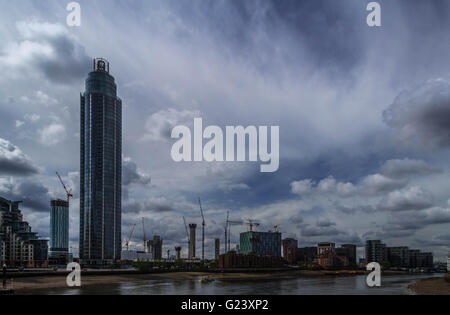 Blick von der Vauxhall Bridge Blick nach Süden in London am Turm Stockfoto
