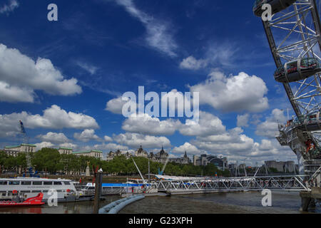 Blick am nördlichen Ufer der Themse von der Königin-Wanderung in der Nähe von London eye Stockfoto