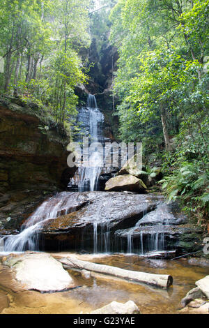 Wasserfall rieselt sanft über die Felsen auf dem National Pass in das Jamison Valley Stockfoto