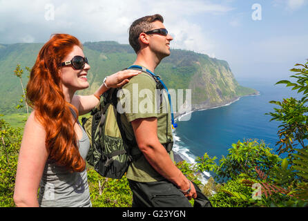 Wanderer genießen Sie Meerblick auf Straße in Waipio Valley Stockfoto