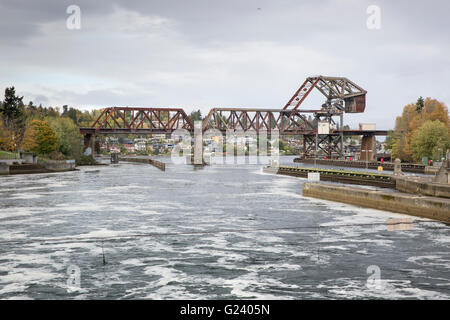 1917-Eisenbahn heben Brücke am westlichen Ende des Lake Washington Ship Canal in Seattle, Washington - die Hubbrücke wird betrieben Stockfoto