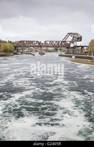 1917-Eisenbahn-Hubbrücke am westlichen Ende des Lake Washington Ship Canal in Seattle, Washington Stockfoto