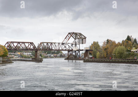 1917-Eisenbahn-Hubbrücke am westlichen Ende des Lake Washington Ship Canal in Seattle, Washington Stockfoto