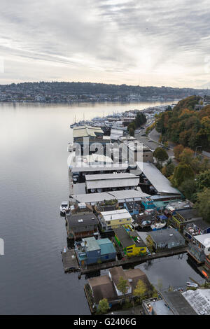 Schwimmende Häuser und Geschäfte an der Westlake Avenue entlang Lake Union in Seattle, Washington Stockfoto