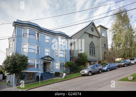 Historische Gebäude und die 1907 EUB Evangelischen Vereinigten Brüder Holzkirche auf Queen Anne Hill in Seattle, Washington Stockfoto