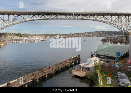 Lake Union und die 1932 George Washington Memorial Bridge (Route 99 oder Aurora Avenue Bridge) in Seattle, Washington Stockfoto