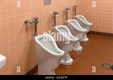 Urinale in der Herrentoilette auf der Ballard Locks in Seattle, Washington Stockfoto