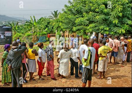 Ghana-Wähler warten geduldig, abstimmen. Mann, der seine Stimme in der geschlossenen Box. Ghana Allgemeine Wahlen. Stockfoto