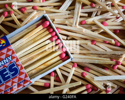 Matchbox und Stapel von Spiele Stockfoto