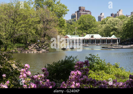 Der See und Loeb Boathouse in New York Central Park, Frühling, Stockfoto