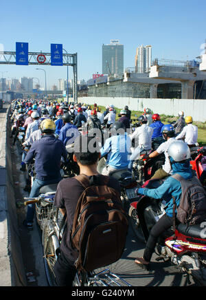 HO-CHI-MINH-Stadt, Vietnam, überfüllten Situation auf Rush Hour des asiatischen Stadt, Motorräder im Stau, staubig, CO2, Abgase Stockfoto