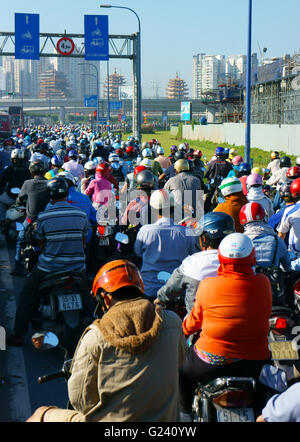 HO-CHI-MINH-Stadt, Vietnam, überfüllten Situation auf Rush Hour des asiatischen Stadt, Motorräder im Stau, staubig, CO2, Abgase Stockfoto