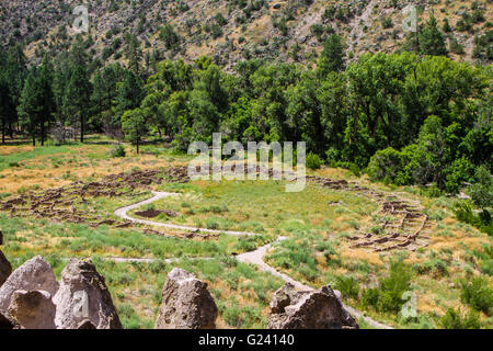 Tyuonyi Pueblo-Ruinen im Tal Frijoles, Bandelier National Monument, New Mexico, USA Stockfoto