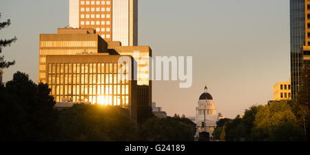 Die Sonne leuchtet Glas auf die Innenstadt von Sacramento Skyline Stockfoto