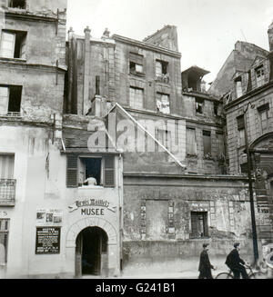 Frankreich, Paris, 1951. Schwarz-weiß Foto des berühmten Trois Mailletz Jazz Club Eingang mit umliegenden baufälligen Gebäuden. Stockfoto