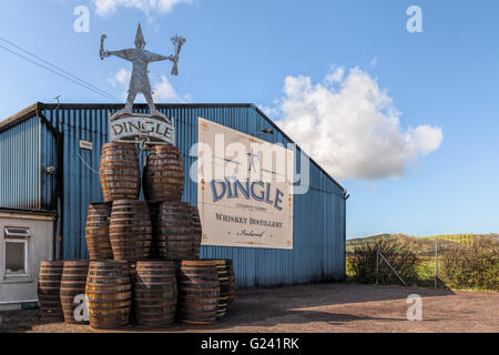Holzfässer an Whiskeybrennerei Dingle, Dingle, County Kerry, Munster Provinz, Republik Irland gestapelt. Stockfoto