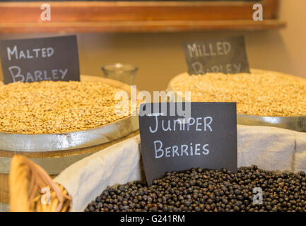 Whisky-Inhaltsstoffe: Wacholderbeeren, gemälzte Gerste, gefräst Gerste auf der Dingle Whiskey Brennerei, Dingle, Co. Kerry, Irland Stockfoto