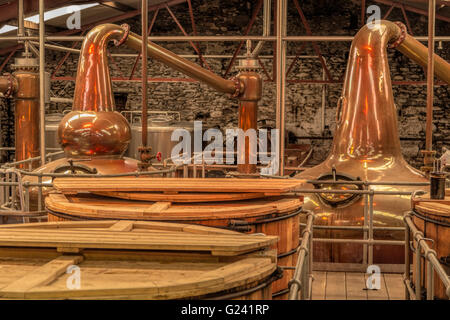 Pot stills, Kupfer-goldene Destillation Kessel in der Dingle-Whisky-Brennerei in Dingle, County Kerry, Irland. Stockfoto