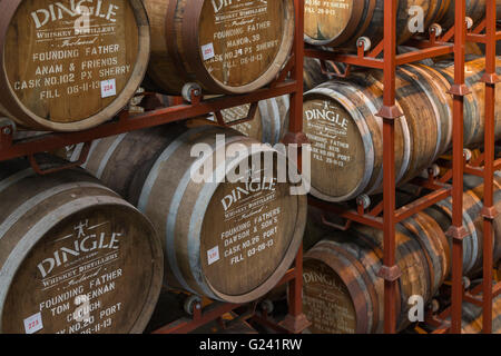 Abstellraum mit Fässern in der Dingle-Whisky-Destillerie in Dingle, County Kerry, Munster Provinz, Republik von Irland. Stockfoto