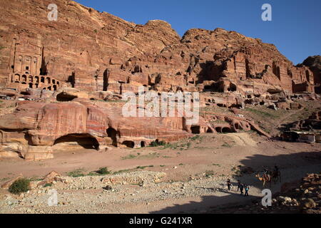 Gesamtansicht der Königsgräber in Petra, Jordanien, die Urne Grab auf der linken Seite Stockfoto