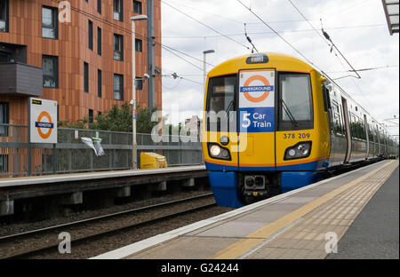 Ein Klasse 378 Capitalstar London overground-Zug (Nummer 378 209) kommt an Homerton Overground Station auf dem Weg nach Stratford Stockfoto