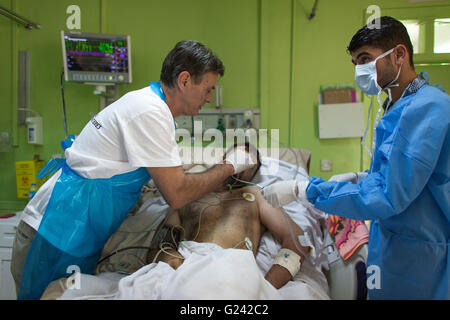 MSF-Arzt der Intensivstation im Landeskrankenhaus in Sulaimaniya, Nordirak unterstützen. Stockfoto