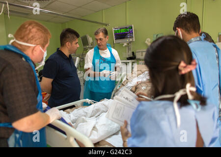 MSF-Arzt der Intensivstation im Landeskrankenhaus in Sulaimaniya, Nordirak unterstützen. Stockfoto