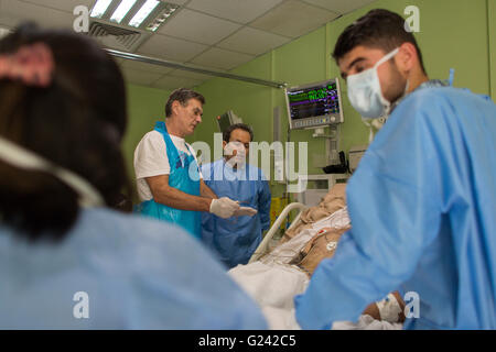 MSF-Arzt der Intensivstation im Landeskrankenhaus in Sulaimaniya, Nordirak unterstützen. Stockfoto