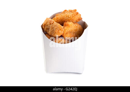 Gebratene Hähnchen-Nuggets in einer weissen Box isoliert Stockfoto