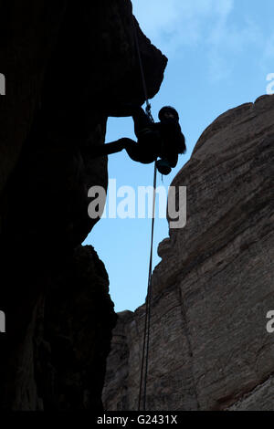 Silhouette einer Gruppe Abseilen, Wadi Rum, Jordanien Stockfoto