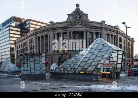 Der Gouverneur Michael S. Dukakis Transportation Center South Station und der U-Bahn Eingang auf Winter Wochenende Tag Stockfoto