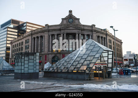 Der Gouverneur Michael S. Dukakis Transportation Center South Station und der U-Bahn Eingang auf Winter Wochenende Tag Stockfoto