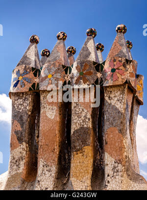 Detail von A Casa Batlo Mosaik Schornsteine, entworfen von Antoni Gaudi, Barcelona, Katalonien, Spanien. Stockfoto