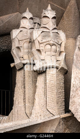 Zwei Ritter abstrakte Skulpturen von Antonio Gaudi auf der Kathedrale Sagrada Familia, Barcelona, Katalonien, Spanien. Stockfoto