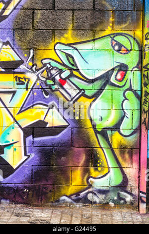 Detail A Green Cartoon Kreatur sprühen Graffiti an der Wand, Barcelona, Katalonien, Spanien. Stockfoto