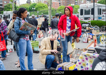 Käufer suchen Sie nach Schnäppchen bei humongous Penn Süden Flohmarkt im New Yorker Stadtteil Chelsea auf Samstag, 21. Mai 2016. Der Flohmarkt erscheint wie Brigadoon, nur einmal jährlich, und die Bewohner der Baugenossenschaften Penn Süd 20 einen Schrank Reinigung Extravaganz haben. Shopper aus der Stadt gekommen, um der Flohmarkt zieht Tausende auf der Durchreise.  (© Richard B. Levine) Stockfoto