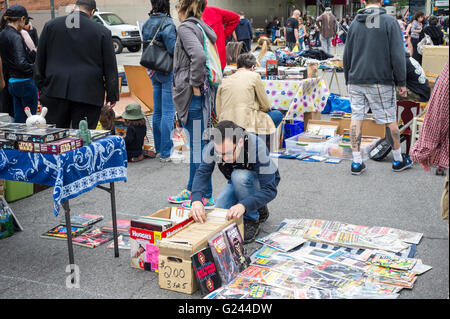 Käufer suchen Sie nach Schnäppchen bei humongous Penn Süden Flohmarkt im New Yorker Stadtteil Chelsea auf Samstag, 21. Mai 2016. Der Flohmarkt erscheint wie Brigadoon, nur einmal jährlich, und die Bewohner der Baugenossenschaften Penn Süd 20 einen Schrank Reinigung Extravaganz haben. Shopper aus der Stadt gekommen, um der Flohmarkt zieht Tausende auf der Durchreise.  (© Richard B. Levine) Stockfoto