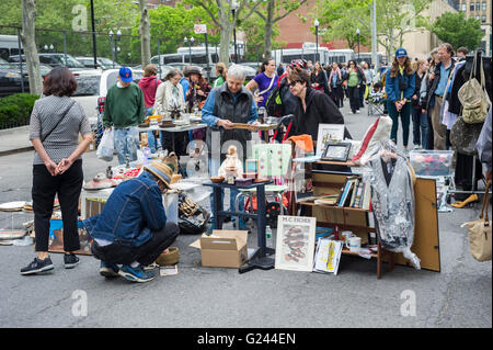Käufer suchen Sie nach Schnäppchen bei humongous Penn Süden Flohmarkt im New Yorker Stadtteil Chelsea auf Samstag, 21. Mai 2016. Der Flohmarkt erscheint wie Brigadoon, nur einmal jährlich, und die Bewohner der Baugenossenschaften Penn Süd 20 einen Schrank Reinigung Extravaganz haben. Shopper aus der Stadt gekommen, um der Flohmarkt zieht Tausende auf der Durchreise.  (© Richard B. Levine) Stockfoto
